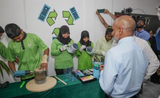 ހުރަވީ ސްކޫލުގެ "ހުނަރު ވެހި" ހުޅުއްވައި ދެއްވުމަށްފަހު، ދަރިވަރުންގެ ހުނަރުވެރި މަސައްކަތްތައް ތަޢުލީމީ ވަޒީރު، ޑރ. އިސްމާއިލް ޝަފީޢު ބައްލަވާލައްވަނީ- ދަރިވަރުންނަށް ހުނަރު ދަސްކޮށް ގިނަ މަސައްކަތްތަކެއް ކޮށްދެއްވާނެ ކަމަށް ވިދާޅުވި- ފޮޓޯ: ރިޝްވާން މުޙައްމަދު | ދަރިވަރު