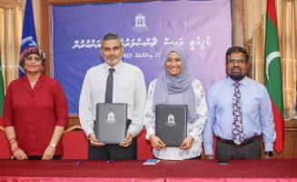 މިއަދު ބޭއްވި ރަސްމިއްޔާތުގައި (މެދުގައި)ޑރ، ރަހީމާއާއި ޑރ. ފަވާޒު. ދެ ބޭފުޅުންނަކީ ވެސް ޔުނިވަރސިޓީއަށް ދިގު މުއްދަތެއްގައި ޚިދުމަތް ކުރެއްވި ބޭފުޅުން- ފޮޓޯ: ރިޝްވާން މުހައްމަދު | ދަރިވަރު