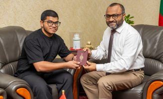 ޤުރުއާން ހިތުދަސްކުރި އުވައިސް ބިން އިނާސް އާ މިނިސްޓަރު ޑރ. ޝަހީމް ބައްދަލުކުރައްވާ މަރުޙަބާ ދަންނަވަނީ- ފޮޓޯ: އިސްލާމިކް މިނިސްޓްރީ