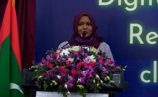 ޢިއްޒުއްދީން ސްކޫލް ޑިޖިޓަލައިސް ކުރުމުގެ ޕްރޮގްރާމް  އިފްތިތާޙް ކުރުމުގެ ރަސްމިއްޔާތުގައި ޕްރިންސިޕަލް ނާދިރާ ހަސަން ވާހަކަފުޅުދައްކަވަނީ// ދަރިވަރު އޮންލައިން ފޮޓޯ