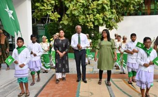 ދިރާސީ އައު އަހަރު ފެށުމުގެ ގޮތުން މިއަދު ހެނދުނު އަމީނިއްޔާ ސްކޫލުގައި ބޭއްވި ޚާއްޞަ އެސެމްބްލީގައި ބައިވެރިވެވަޑައިގެންނެވުމަށް ރައީސް ސޯލިހު ވަޑައިގެންނެވުމުން އެ ސްކޫލްގެ  ދަރިވަރުން އެ މަނިކުފާނަށް މަރުހަބާ ދަންނަވަނީ- ފޮޓޯ: ރައީސް އޮފީސް