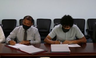 އެޑިއުކޭޝަން މިނިސްޓްްރީގައި 
 މިއަދު ބޭއްވި ސޮއިކުރުމުގެ ރަސްމިއްޔާތުގެ ތެރެއިން . ފޮޓޯ: އެޑިއުކޭޝަން މިނިސްޓްރީ