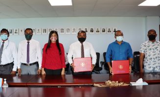 ސ.އަތޮޅުމަދަރުސާ އަދި އިރުޝާދިއްޔާ ސްކޫލުގެ މަސައްކަތްތައް ފެއްޓެވުމަށް އެއްބަސްވުމުގައި ސޮއިކޮށްފައި-