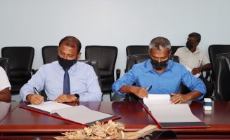ނ. އަތޮޅު މަދަރުސާގައި ތިން ބުރީގެ އިމާރާތެއް އެޅުމުގެ އެއްބަސްވުމުގައި މިމްސް ކޮންސްޓްރަކްޝަންގެ ފަރާތުން ސޮއިކުރަނީ – ފޮޓޯ: އެޑިއުކޭޝަން މިނިސްޓްރީ