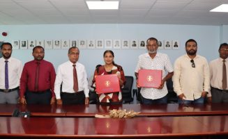 ތ.މަޑިފުށީ ސްކޫލް އަދި ހދ.މަކުނުދޫ ސްކޫލުގެ މަލްޓި ޕާޕަސް ހޯލް އިމާރާތް ކުރުމުގެ މަސައްކަތް ބަޔަކާ ހަވާލުކޮށް އެގްރީމެންޓުގައި ސޮއިކޮށްފި;-ފޮޓޯ// އެޑިޔުކޭޝަން މިނިސްޓްރީ