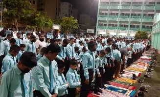 ދިރާސީ އާ އަހަރު ފެށުމުގެ ގޮތުން ބޮޑު ޖަމާއަތުގައި ރެހެންދި ސްކޫލްގެ ދަރިވަރުންނާއި ބެލެނިވެރިން އަދި މުދައްރިސުން ނަމާދު ކުރަނީ- ފޮޓޯ: ރެހެންދި ސްކޫލް
