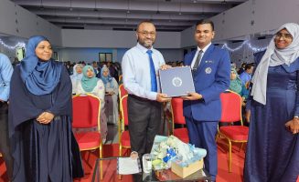ސީއެޗްއެސްއީގެ  ކެޕްޓަނަކަށް ހޮވުނު ރިފާޢުއަށް މަޤާމުގެ ލިޔުން، އިސްލާމީ ކަންތައްތަކާ ބެހޭ ވަޒީރު، ޑރ. ޝަހީމް ދެއްވަނީ- ފޮޓޯ: ސީއެޗްއެސްއީ