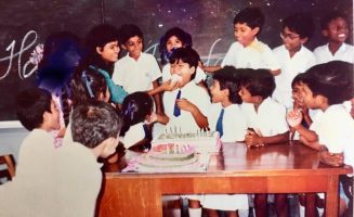 1990 ވަނަ އަހަރު ނިއުމާސް މިސް ކިޔަވައިދެއްވިއިރު، އޭރު ކިޔަވައިދިން ދަރިވަރުންނާއެކު- ފޮޓޯ: ނިއުމާ މިސް