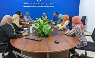 ސީއެޗްއެސްއީ ހުޅުމާލެއިން ސީއެޗްއެސްއީ މާލެ އަށް ބަދަލުވާ ޓީޗަރުންނާ، އެ ސްކޫލުގެ ޑެޕިއުޓީ ޕްރިންސިޕަލް އައިޝަތު އަބީރާ ބައްދަލުކުރައްވަނީ: މާލޭގައި ހުޅުވާ ސްކޫލުގެ ފެންވަރަށް ބަދަލެއް ނާންނާނެ- ފޮޓޯ: ސީއެޗްއެސްއީ މާލެ